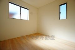 同仕様写真。角部屋ならではの2面採光。陽のあたる時間が長く、冬でもあたたかいです。