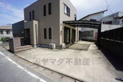 ガレージに加え、敷地内に3台分の駐車スペースを確保。複数台駐車が可能で、ご家族用や来客用としても便利です。