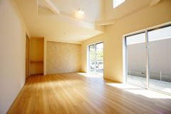 大きな窓のあるリビングは、陽光あふれる明るい空間です。居心地良く、ご家族皆がゆったり寛げる憩いの空間となりそうです。