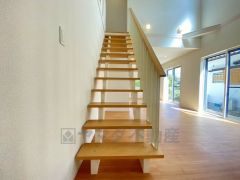 同仕様写真。小さなお子様やご高齢の方でも安心できる、手すり付き階段。段差も低めで設定されており、安全性にも優れています。