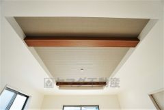 同仕様写真。折り上げ天井により空間に奥ゆき生まれ、部屋がより広く見えます。