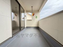 南側に面したバルコニーは日当たり良好です。お洗濯物も気持ちよく干せそうです。日光浴をしたり、星を眺めたりも良いですね^^