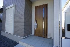 家の顔となる玄関扉がかっこいいと、たくさんの人を招き入れたくなりますね＾＾奥まって設置されており、雨にも濡れにくくなっています。