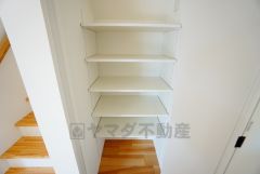 まとめ買いしてもこの収納量なら心配要らずのパントリー。調理家電や食品のストックをすっきりまとめられ、キッチン周りを広々使えます。