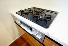 複数の調理を一度に行うことができる3口コンロ。効率よくお料理が出来ます。毎日のお料理も楽しくなりますね＾＾