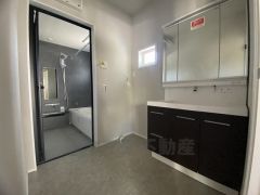 三面鏡つき洗面台。鏡裏にたっぷりとした収納スペースがあります。鏡を閉めてしまえば小物は見えないため、スッキリとした印象の洗面台にできます。