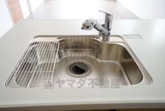広々とした凸型シンクに洗剤ポケットを標準装備。大きなお鍋など洗いやすいです。