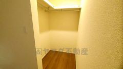 収納力豊富なウォークインクローゼット。洋服や小物などを1箇所にまとめて美しい収納を実現します。スーツケースのような大型の荷物も置けます＾＾