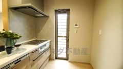 勝手口付きキッチン。においがこもりやすいキッチンの換気にも役立ちます。ごみの仮置きにもなり、便利です＾＾