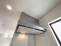 調理により発生する油煙や臭いを吸い込み、屋外へ排気してくれます。