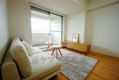 大きな窓のあるリビングは、陽光あふれる明るい空間です。居心地良く、ご家族皆がゆったり寛げる憩いの空間となりそうです。