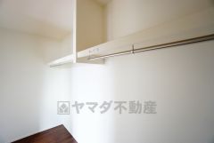 収納力豊富なウォークインクローゼット。洋服や小物などを1箇所にまとめて美しい収納を実現します。