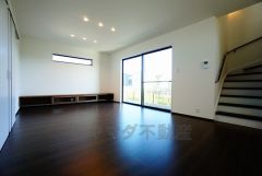 リビングは広々とした設計で、家族が集い、寛ぐ暮らしの空間を演出しています。思い思いの時間を過ごしたり、家族みんなで食事をしたり、素敵な団らんの場になりますね。