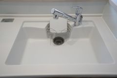 同仕様写真。広々とした凸型シンクに洗剤ポケットを標準装備。大きなお鍋など洗いやすいです。