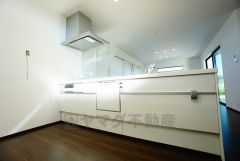 リビングにいるお子様を見守りながらお料理ができる対面キッチン。カウンタートップの汚れもサッと拭き取ることができ、お掃除ラクラク＾＾