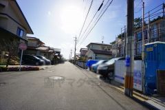 現地（2026年1月15日）撮影。広々した前面道路は、交通量も少なく小さなお子様も安心。