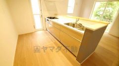 リビングやダイニングからキッチン周りが丸見えにならない対面式キッチン。テレビ鑑賞や家族との対話がしやすく、ご家族の温かい時間を演出します。