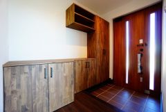 たっぷり収納できるシューズボックスです。家族全員の靴がきれいに整頓できます。棚の上にお花や写真を飾っても良いですね。