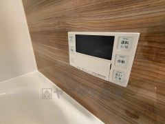 湯量・湯温の設定、そして保温までワンタッチのフルオートバス。便利な追い炊き機能付きです。