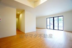 大きな窓のあるリビングは、陽光あふれる明るい空間です。居心地良く、ご家族皆がゆったり寛げる憩いの空間となりそうです。