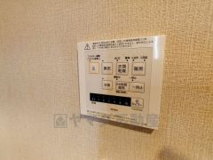 雨の日の洗濯も安心できる浴室暖房乾燥機付き浴室。リモコンで操作もボタン1つで簡単。