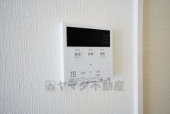 キッチン横からお湯張り、追い炊き、足し湯がボタン一つで楽々操作できる給湯機リモコンです。忙しい夕飯準備の時間帯に重宝しますね。