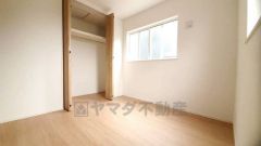 住む人のこだわりを活かす洋室。日当たりがよく、寝室としての利用もおすすめ。広めのクローゼットには荷物をすっきり片付けられ、ゆとりのある暮らしが出来ます＾＾