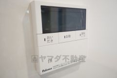 キッチン横からお湯張り、追い炊き、足し湯がボタン一つで楽々操作できる給湯機リモコンです。忙しい夕飯の準備の時間帯に重宝しますね。