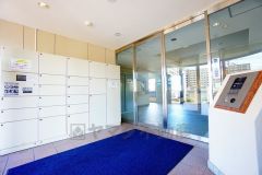 上質感漂うエントランス。オートロックは、外部の人が自由に建物内に出入りできないため、不審者の侵入防止効果があります。