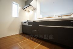 同仕様写真。リビングやダイニングからキッチン周りが丸見えにならない対面式キッチン。テレビ鑑賞や家族との対話がしやすく、ご家族の温かい時間を演出します。