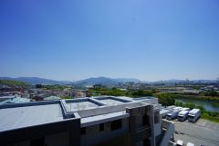 バルコニーからの眺望です。前面に遮るものがなく景色を一望できます。日当たりも良好。お洗濯物が良く乾きます。