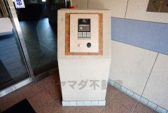 オートロックは、外部の人が自由に建物内に出入りできないため、不審者の侵入防止効果があります。