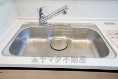 広々とした凸型シンクに洗剤ポケットを標準装備。大きなお鍋など洗いやすいです。