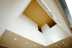 暮らしにゆとりと安らぎを与える開放感いっぱいの吹き抜け。