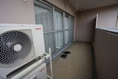 バルコニーは2部屋より出られて便利。暖かな陽射しがたっぷり差し込みます。