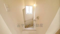 小さなお子様やご高齢の方でも安心できる、手すり付き階段。段差も低めで設定されており、安全性にも優れています。