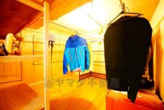 収納力豊富なウォークインクローゼット。洋服や小物などを1箇所にまとめて美しい収納を実現します。スーツケースのような大型の荷物も置けます＾＾