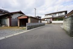 車の通り抜けができないので、小さな子供も安心して遊ばせることができます。