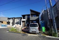 駐車スペースはゆとりある3台分を確保。マイカー用に、お客さま用に、余裕を持ってご利用いただけます。
