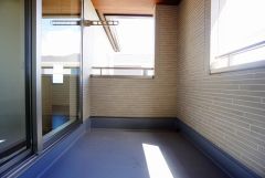同仕様写真。幅広のインナーバルコニーは多少の雨でも洗濯物を守ってくれ、家事を助けてくれること間違いなし。眩しすぎる日差しも和らげます。