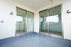 同仕様写真。幅広のインナーバルコニーは急な雨から洗濯物を守りやすく、眩しすぎる日差しも和らげます。