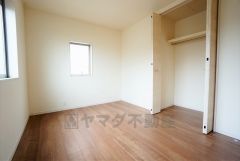 同仕様写真。住む人のこだわりを活かす洋室＾＾広めのクローゼットもあり荷物もすっきり片付けられ、ゆとりのある暮らしが出来ます＾＾