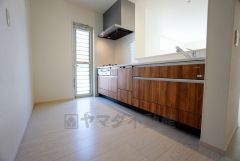 同仕様写真。家族とコミュニケーションを取りやすい対面式キッチン。勝手口からは光が差し込み、換気もしやすく便利。