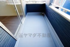 同仕様写真。陽当たりの良いバルコニーです。お洗濯やお布団干しはもちろん、日光浴スペースにも。足元は防水工事施工済です。