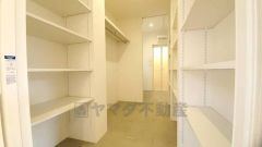 まとめ買いしてもこの収納量なら心配要らずのパントリー。調理家電や食品のストックをすっきりまとめられ、キッチン周りを広々使えます。