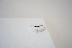 火災報知器が設置されていることで、火災の発生をいち早く感知し、就寝中や留守中でも素早く危険を知らせてくれるため、家族の安全を確保し被害を最小限に抑えられます。
