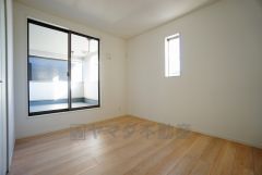 同仕様写真。寛ぎの時間を紡ぎだす主寝室は、大型ベッドを置いても余裕の広さを確保しています。