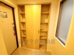 壁一面に設けた大容量の収納スペースは実用性と機能性を兼ね備えています。急な来客でも、いつも整頓された玄関でお出迎えができます。