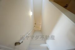 ご年配の方でも安心できる、手すり付き階段。段差も低めで設定されており、安全性にも優れていますね＾＾