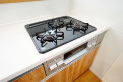 複数の調理を一度に行うことができる3口コンロ。効率よくお料理が出来ます。毎日のお料理も楽しくなりますね＾＾